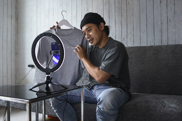 Comment une entreprise de jeux vidéos peut-elle utiliser YouTube pour lancer une campagne de marketing viral ?